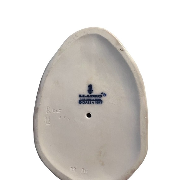 Lladro - Retired Girl with Basket, Dated 1977 - Picture 6 of 8